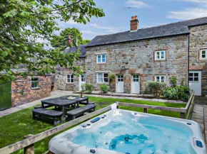 School House, cosy cottage for 12 with hot tub in the Peak District